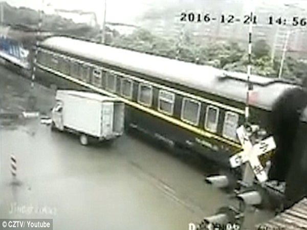 بالفيديو .. قطار يشطر شاحنتين والمدهش .. لم يتوفى أحد