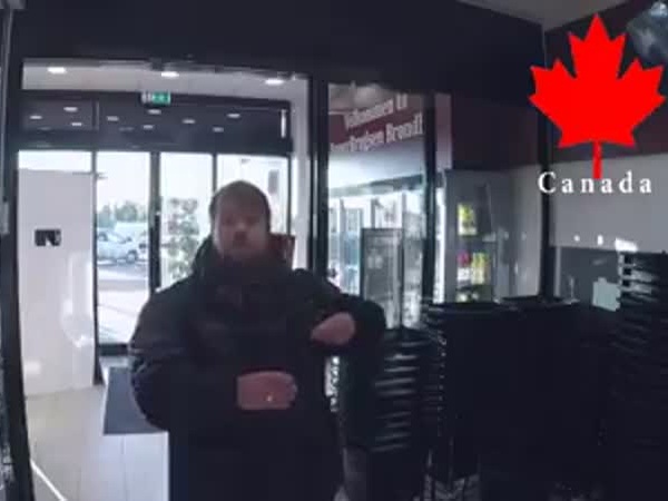 الباب لا يفتح إلا إذا ابتسمت له .. فيديو طريف