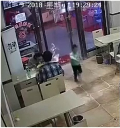 بالفيديو: امرأة حامل تعتدي على طفلٍ صغير!