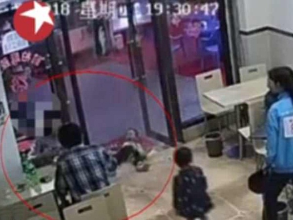 بالفيديو: امرأة حامل تعتدي على طفلٍ صغير!