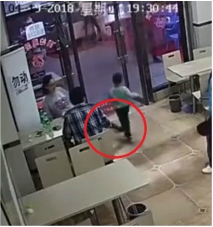 بالفيديو: امرأة حامل تعتدي على طفلٍ صغير!