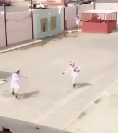 بالفيديو: مدرس سعودي يطارد الطلاب ليضربهم بالعصا!