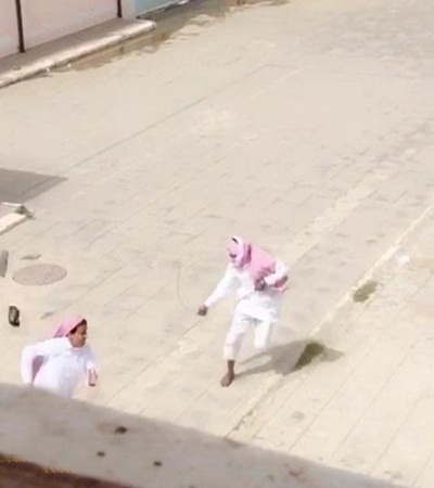 بالفيديو: مدرس سعودي يطارد الطلاب ليضربهم بالعصا!