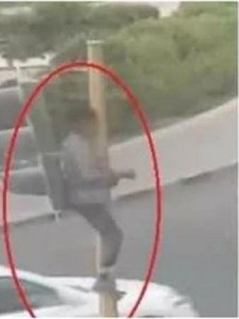بالفيديو: شاب مخمور يتسلق إشارة مرور في الكويت!