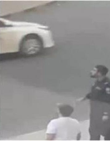 بالفيديو: شاب مخمور يتسلق إشارة مرور في الكويت!