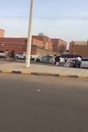 إيقاف المعتدين على رجل مرور في المملكة
