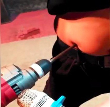 بالفيديو: رجل صيني لا يتأثر جسده بماكينات الثقب!