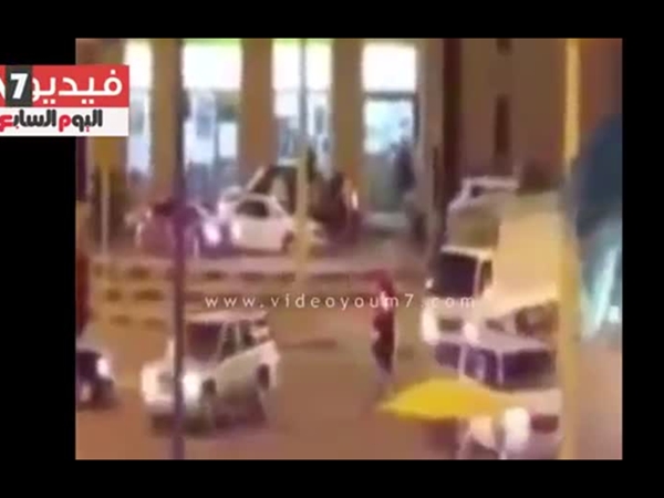 شاهد كويتي يدهس عاملًا مصريًا والسبب لعبة أطفال