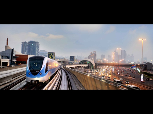 تعطل قطار بمترو دبي أدى إلى توقف قطارات المترو لمدة ساعة كاملة