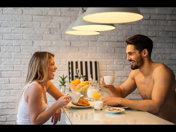 افعل هذه الأمور فور استيقاظك من النوم لتحظى بحياة زوجية أفضل