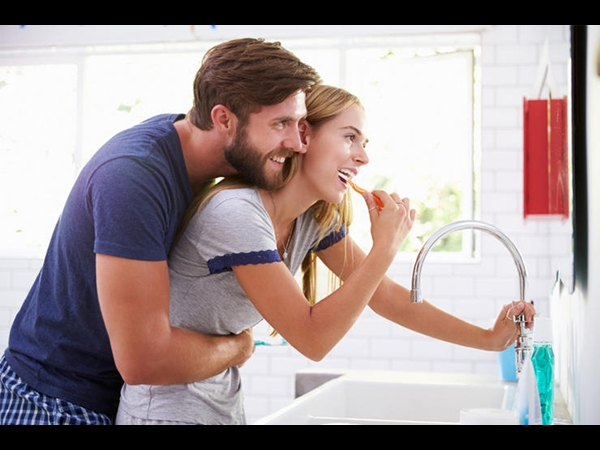 افعل هذه الأمور فور استيقاظك من النوم لتحظى بحياة زوجية أفضل