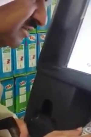 فيديو طريف لرجل كويتي يريد محادثة زوج ماكينة الصرف الآلي