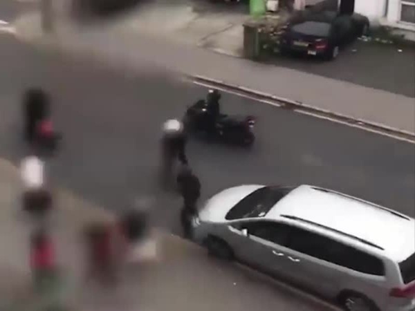 بالفيديو .. لصين يعتديان على مسنتين