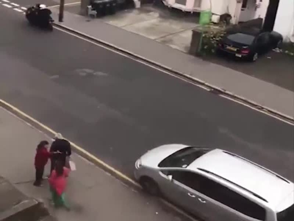بالفيديو .. لصين يعتديان على مسنتين