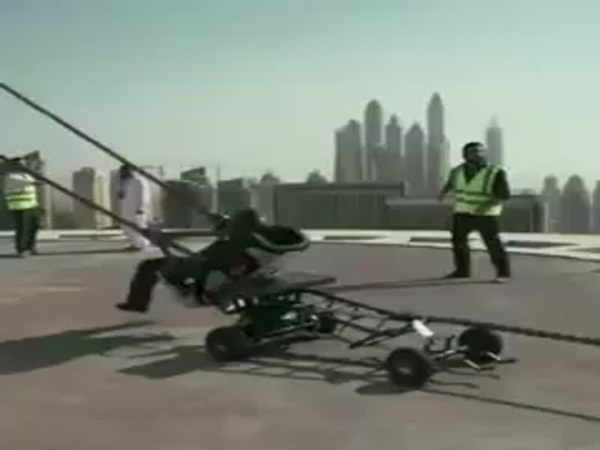 فيديو يجتاح الإنترنت لرجل يسقط من أعلى برج في دبي .. تعرف على حقيقته