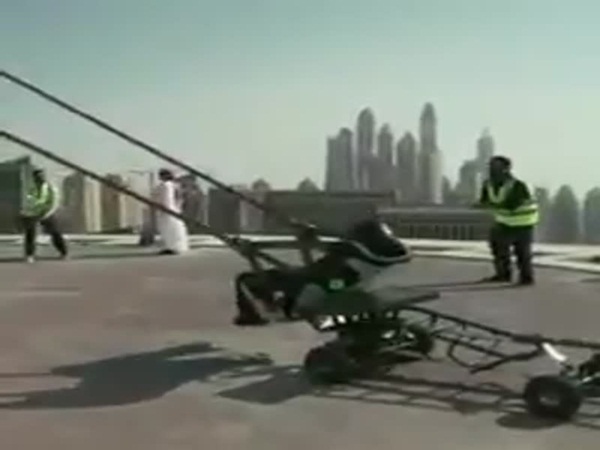 فيديو يجتاح الإنترنت لرجل يسقط من أعلى برج في دبي .. تعرف على حقيقته