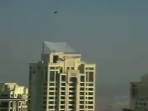 فيديو يجتاح الإنترنت لرجل يسقط من أعلى برج في دبي .. تعرف على حقيقته