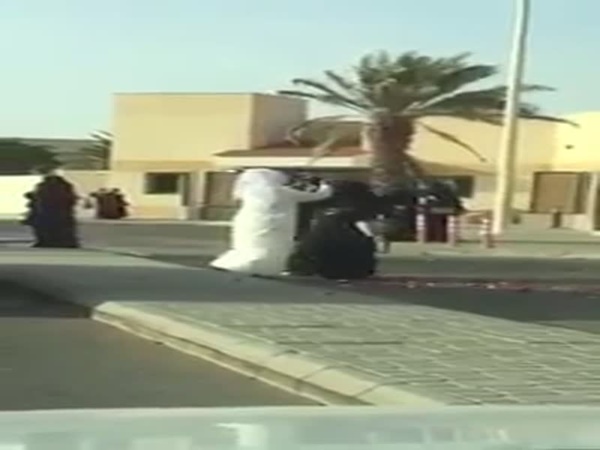 شاهد كيف احتفل بتخرجها في الشارع أمام الجميع
