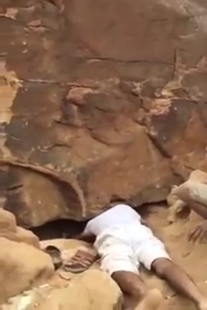 شاهد لحظة اصطياد ذئب من داحل مغارته