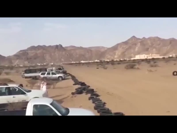 شاهد انحراف حصان عن مضمار السباق بالسعودية