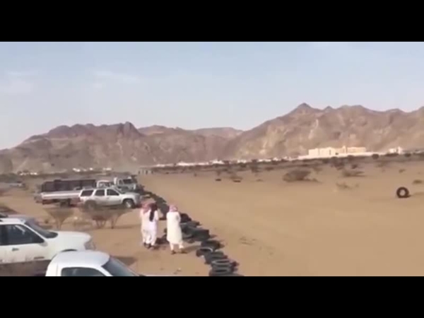 شاهد انحراف حصان عن مضمار السباق بالسعودية