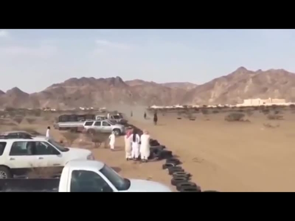 شاهد انحراف حصان عن مضمار السباق بالسعودية