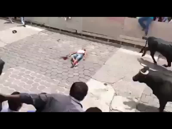شاهد لحظة هجوم ثور على شاب بالمكسيك .. فيديو مؤلم