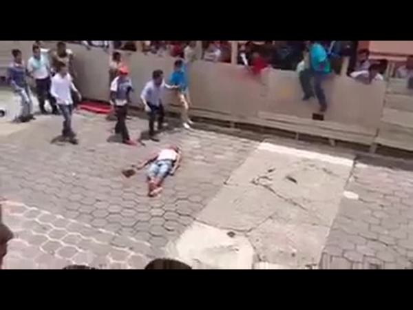 شاهد لحظة هجوم ثور على شاب بالمكسيك .. فيديو مؤلم