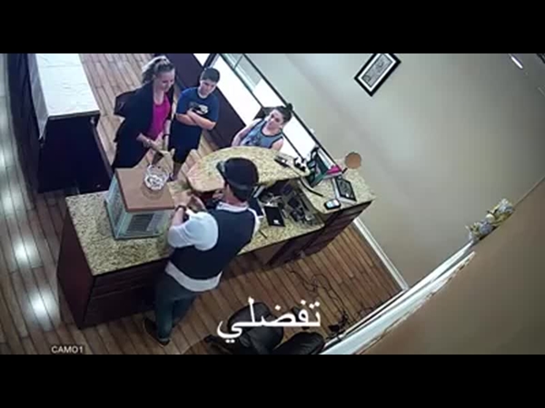 فيديو مؤثر .. ذهبت لتبيع قلادتها الأثيرة فان هذا هو رد فعل البائع
