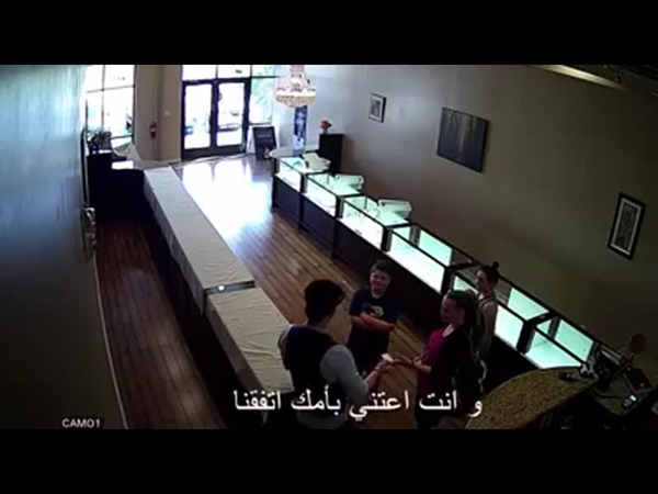 فيديو مؤثر .. ذهبت لتبيع قلادتها الأثيرة فان هذا هو رد فعل البائع