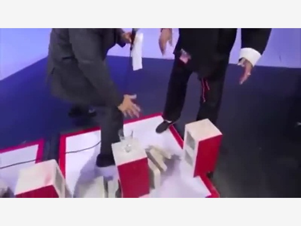 كشف الخدعة بدون أن يقصد .. ولم يستطع منع نفسه من فعل هذا