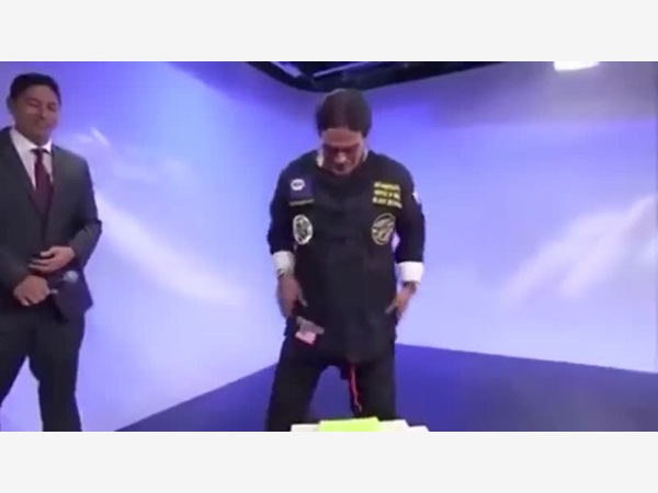 كشف الخدعة بدون أن يقصد .. ولم يستطع منع نفسه من فعل هذا