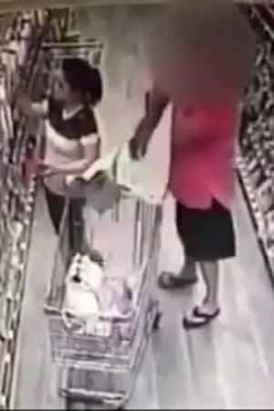 شاهد محاولة هذا الرجل اختطاف طفلة من أمها في متجر كبير