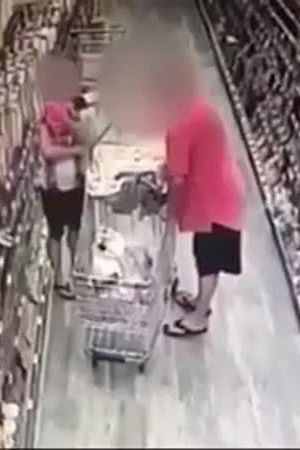 شاهد محاولة هذا الرجل اختطاف طفلة من أمها في متجر كبير