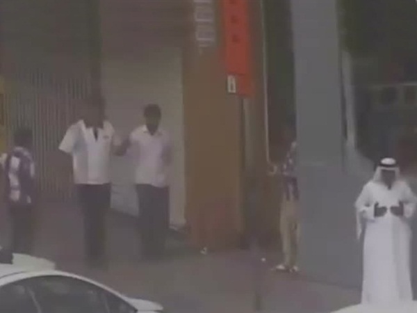مراقبة دبي للشوارع تنقذ رجلًا من الموت .. فيديو