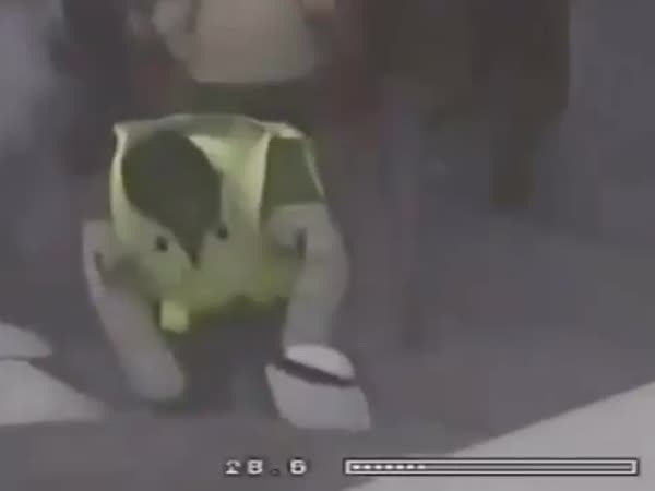 مراقبة دبي للشوارع تنقذ رجلًا من الموت .. فيديو