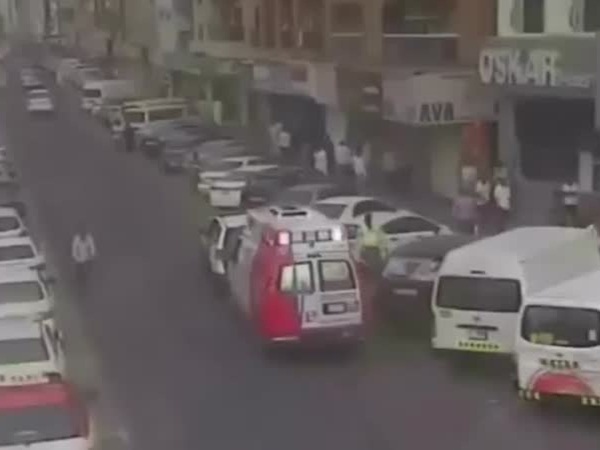 مراقبة دبي للشوارع تنقذ رجلًا من الموت .. فيديو