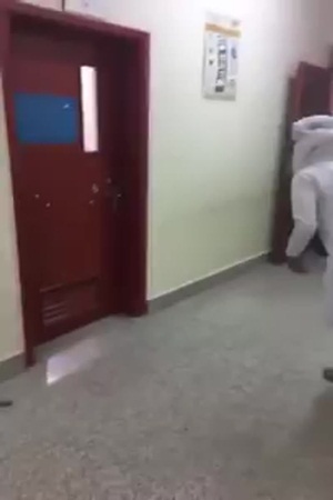 شاهد لحظة الاعتداء على طبيب تابع لوزارة الصحة