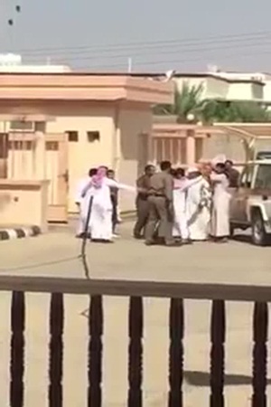 شاهد لحظة الاعتداء على طبيب تابع لوزارة الصحة
