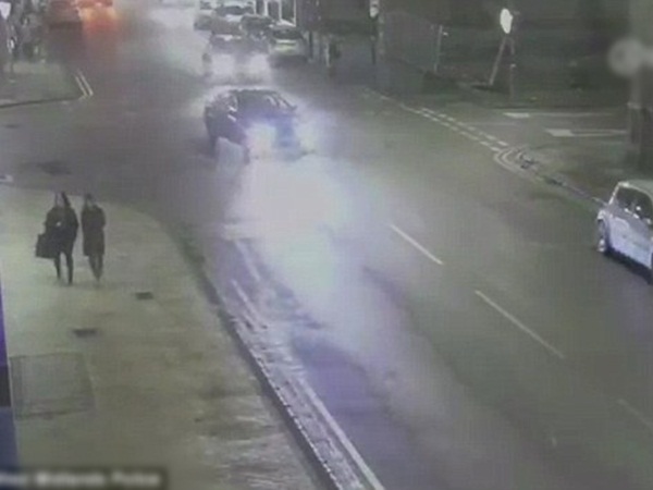 شاهد .. الشرطة تبحث عن قائد هذه السيارة