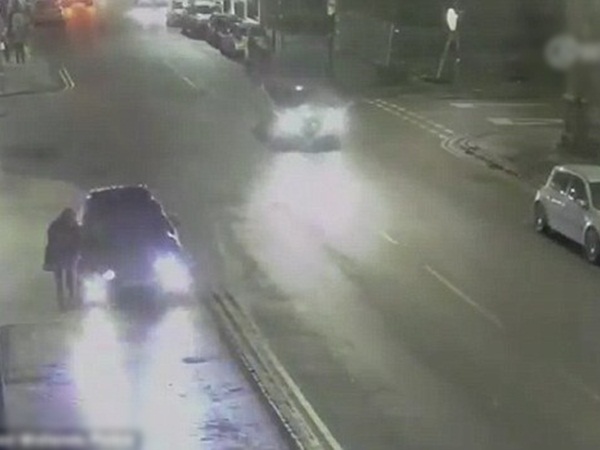 شاهد .. الشرطة تبحث عن قائد هذه السيارة