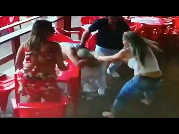 تكتشف خيانة رجلها .. شاهد رد فعلها في مقهى عام