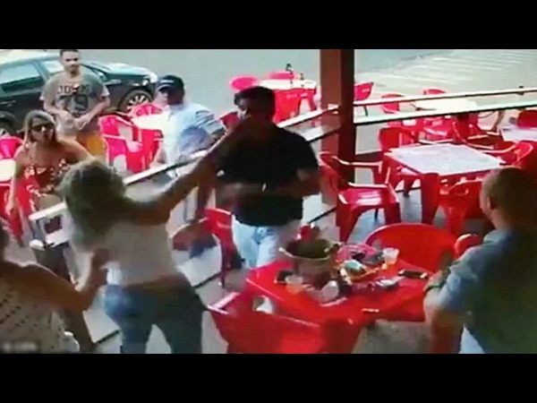 تكتشف خيانة رجلها .. شاهد رد فعلها في مقهى عام