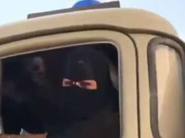 بالفيديو: "أم نايف" تقود شاحنة صهريج للمياه في السعودية