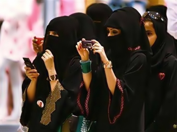 ثلاث إماراتيات يُطالبن بتحويل جنسهن إلى ذكور!