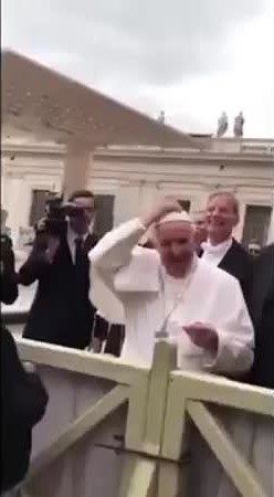 فيديو طريف لطفلة حاولت سرقة البابا