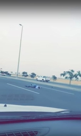 إصابة شخص دهسًا في جدة .. والسبب الهاتف الجوال