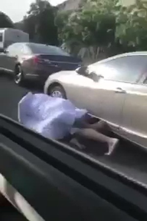 معركة بين قائدي السيارات على أحد الطرق السريعة في المملكة