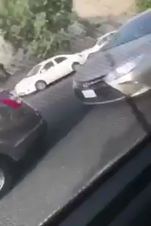 معركة بين قائدي السيارات على أحد الطرق السريعة في المملكة