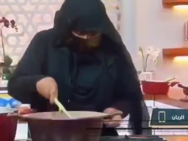 بالفيديو .. النيران تمسك في ملابس مقدمة برنامج طهي